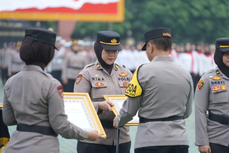 POLDA JABAR BERIKAN PIAGAM PENGHARGAAN UNTUK POLWAN BERPRESTASI