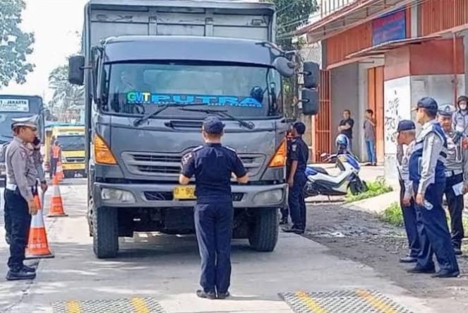 Polda Jabar Berlakukan Pembatasan Operasional Angkutan Barang Jelang Natal 2024 Dan Tahun Baru 2025