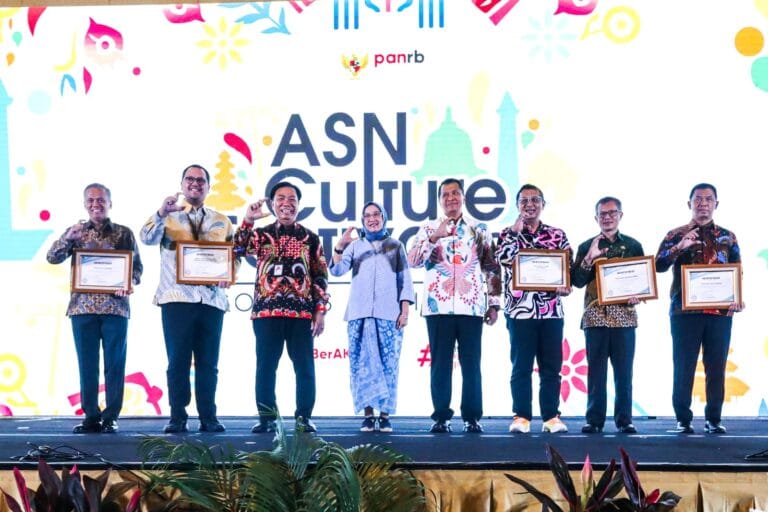 Pemkot Bandung Raih Penghargaan Indeks BerAKHLAK Terbaik dari Kemenpan RB