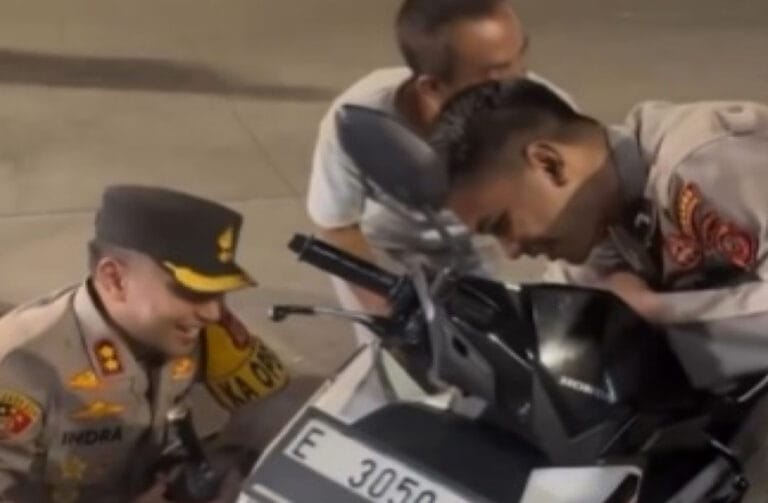 Kapolres Majalengka AKBP Indra Novianto Viral karena Aksinya yang Membantu Warga