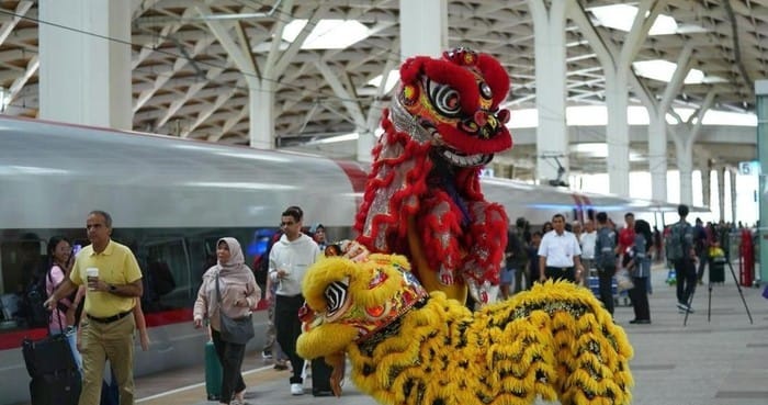 Atraksi Barongsai Hibur Penumpang Whoosh di Stasiun KCIC Karawang