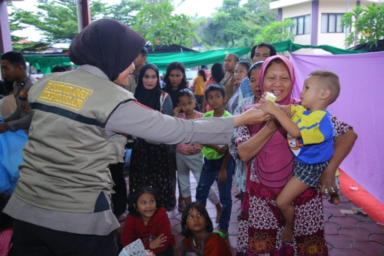Polri Dirikan Dapur Lapangan dan Gelar Trauma Healing untuk Korban Kebakaran di Kebon Kosong