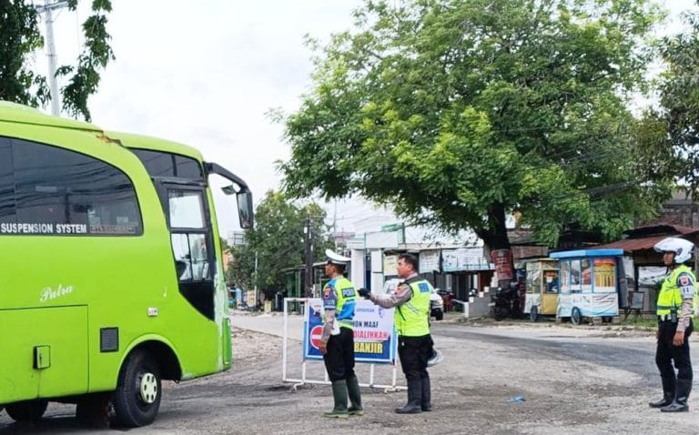 Polda Jateng Lakukan Rekayasa Lalu Lintas Akibat Tanggul Jebol