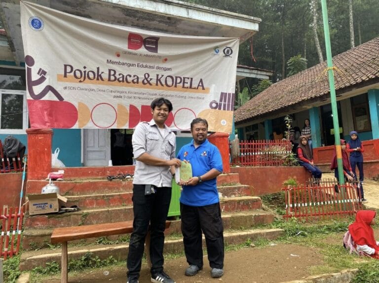Gebrak Indonesia Tingkatkan Literasi Siswa SDN Ciwangun Melalui Pojok Baca
