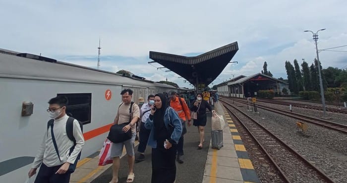 Long Weekend, Ribuan Penumpang Padati Stasiun Cirebon