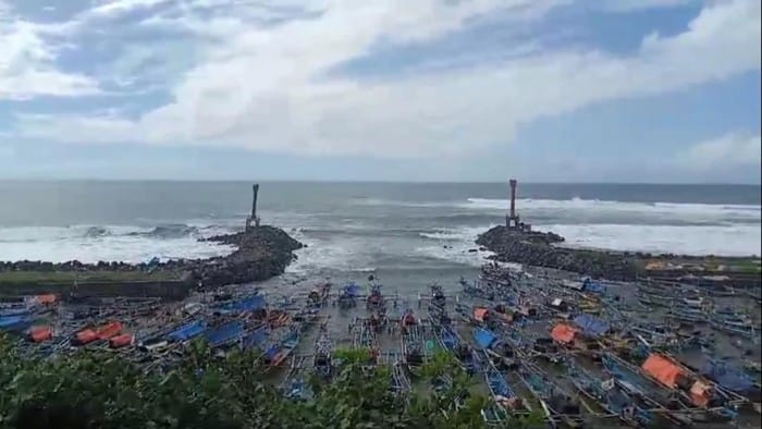 Siklus Tropis Picu Angin Kencang dan Gelombang Tinggi di Jabar