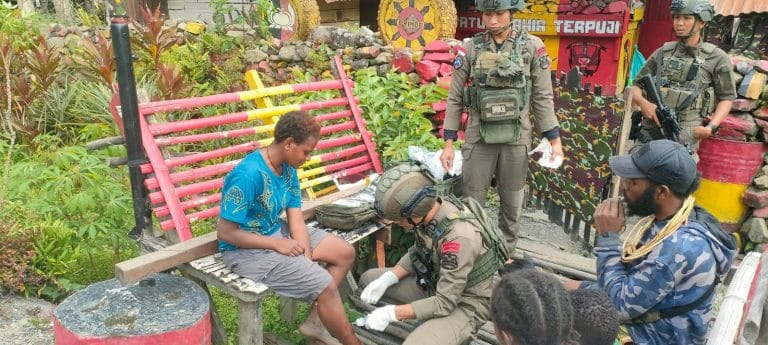 Tim Medis Satgas Ops Damai Cartenz Berikan Pelayanan Kesehatan bagi Warga Puncak Jaya
