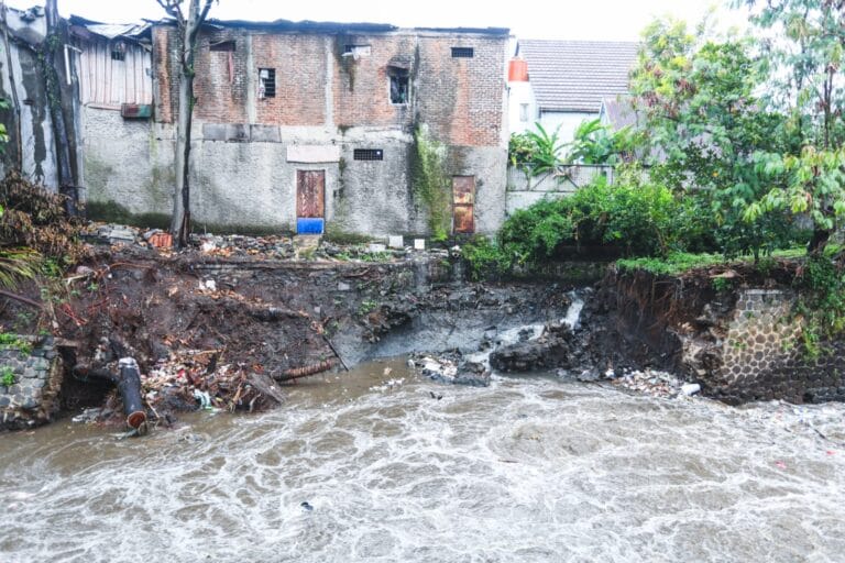Wakil Wali Kota Bandung Tinjau Lokasi Longsor, Imbau Warga Hindari Aktivitas di Pinggir Sungai