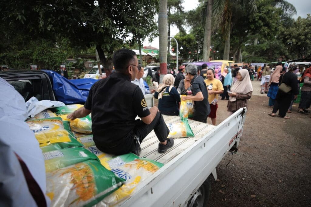 Petugas Dishub Standby di Titik Rawan Banjir: Pastikan Jalur Logistik Tetap Lancar