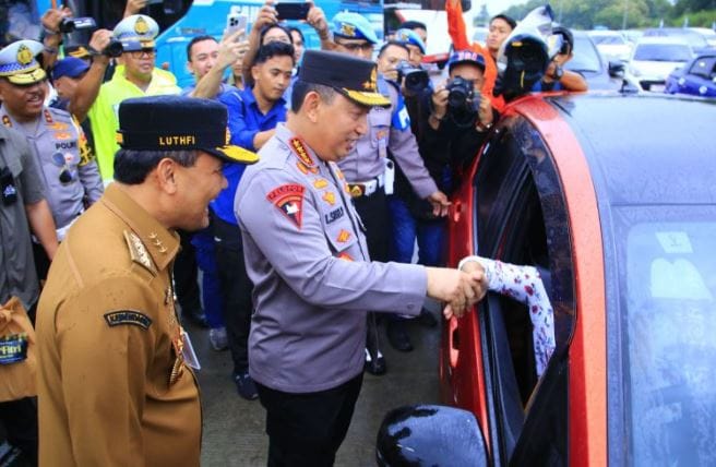 apolri Sambangi Pemudik di Gerbang Tol Kalikangkung, Ajak Prioritaskan Keselamatan