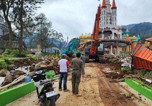 Satpol PP Jabar Tuntaskan Pembongkaran Hybisc Fantasy, Dua Wahana Sudah Rampung