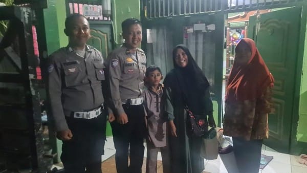 Terharu! Polisi Ciputat Antar Ibu dan Anak yang Bingung di Terminal