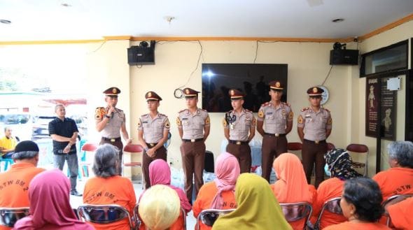 Bakti Sosial Taruna Akpol: Donasi dan Kegembiraan untuk Lansia di Jakarta Barat