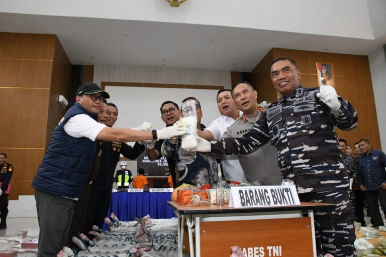 DISELUNDUPKAN DI KAPAL IKAN ASING, 705 KG SABU DAN 1.200 KG KOKAIN SENILAI RP. 7,057 TRILIUN BERHASIL DIGAGALKAN TNI AL DI SELAT DURIAN KEPULAUAN RIAU