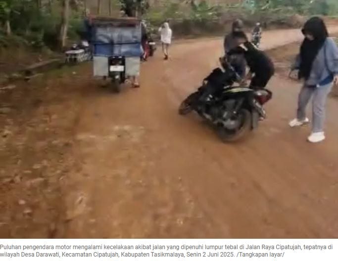 alur Provinsi Cipatujah Jadi Titik Rawan Kecelakaan Akibat Lumpur Proyek yang Dibiarkan