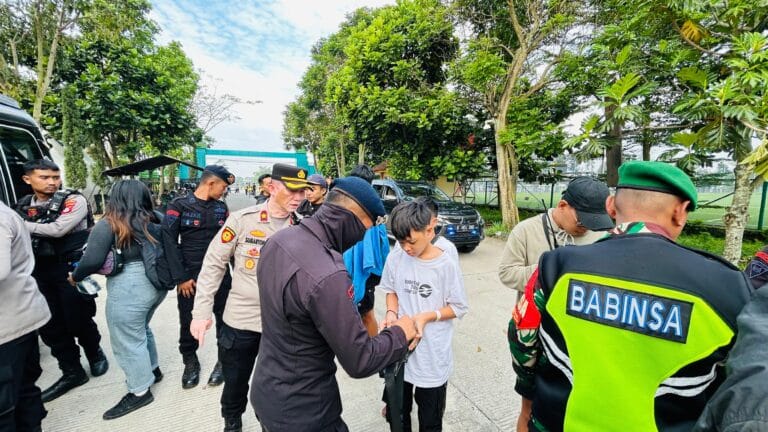 Polda Jabar Amankan Miras dan Kembang Api di Pintu Masuk Utara Saat Pengamanan Piala Presiden 2025 di Stadion Si Jalak Harupat