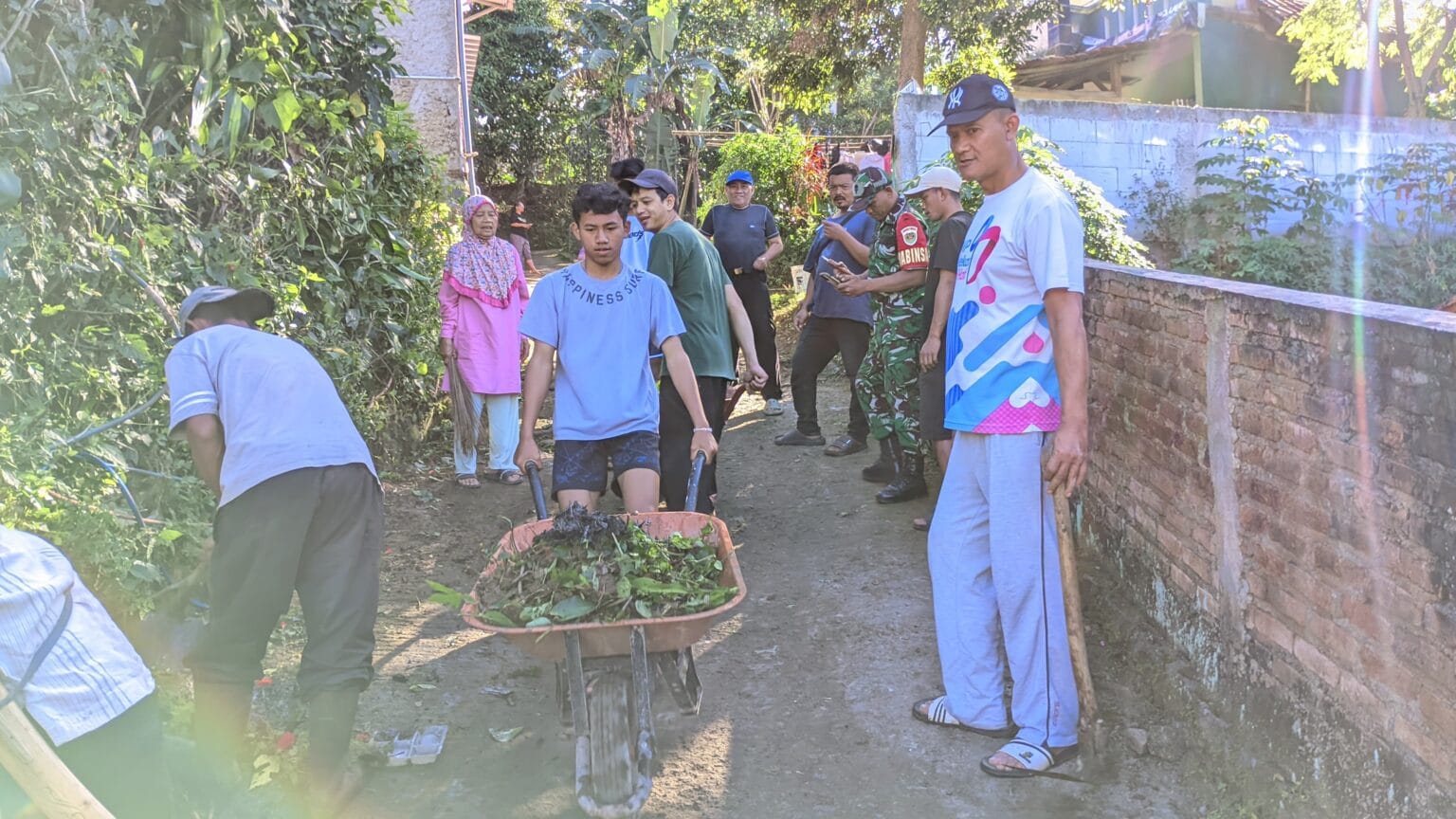 GOTONG ROYONG PERBAIKAN JALAN RUSAK DAN BERSIH-BERSIH DI KP. CIGUPAKAN RW.03 DESA CILENGKRANG, KABUPATEN BANDUNG